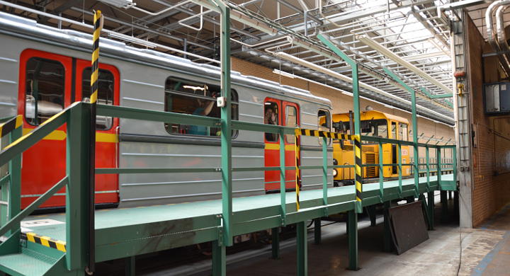 Vytažení soupravy metra 81-71 z haly Depa Kačerov za pomoci traktoru