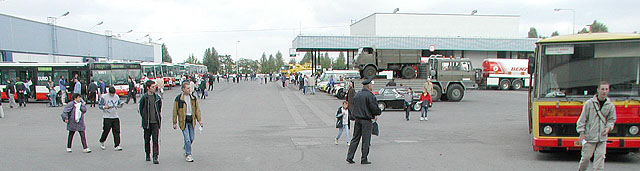 Prostranství Garáží Řepy s vystavenými typy autobusů a jiných přepravných nebo pomocných vozidel - Den otevřených dveří DP Praha