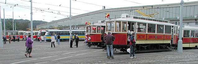 Přehlídka historických tramvají ve vozovně Vokovice - Den otevřených dveří DP Praha