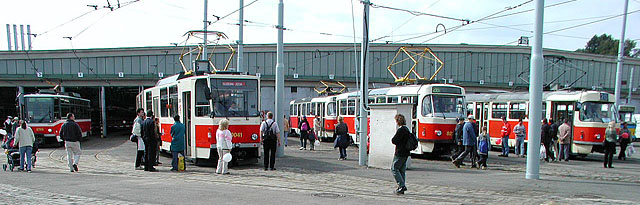 Starší i moderní tramvaje - Den otevřených dveří DP Praha